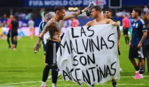 Festa dei tifosi argentini dopo la partita con simboli legati alle Malvinas
