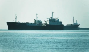 Petroliera danneggiata nello Stretto di Hormuz durante l'escalation tra Usa e Iran che alimenta i timori sui mercati energetici.