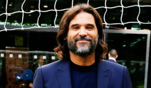 Daniele Adani durante la telecronaca Rai della semifinale dei Mondiali 2026 tra Argentina e Inghilterra.