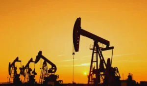 Prezzi Brent e petroliera durante crisi Medio Oriente