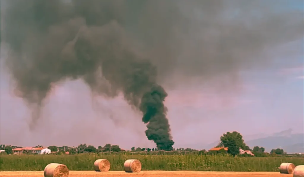 Incendio alla Spedi di Migliarino nel comune di Vecchiano: densa colonna di fumo visibile da chilometri sulla zona industriale pisana, luglio 2026.