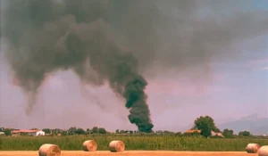Incendio alla Spedi di Migliarino nel comune di Vecchiano: densa colonna di fumo visibile da chilometri sulla zona industriale pisana, luglio 2026.