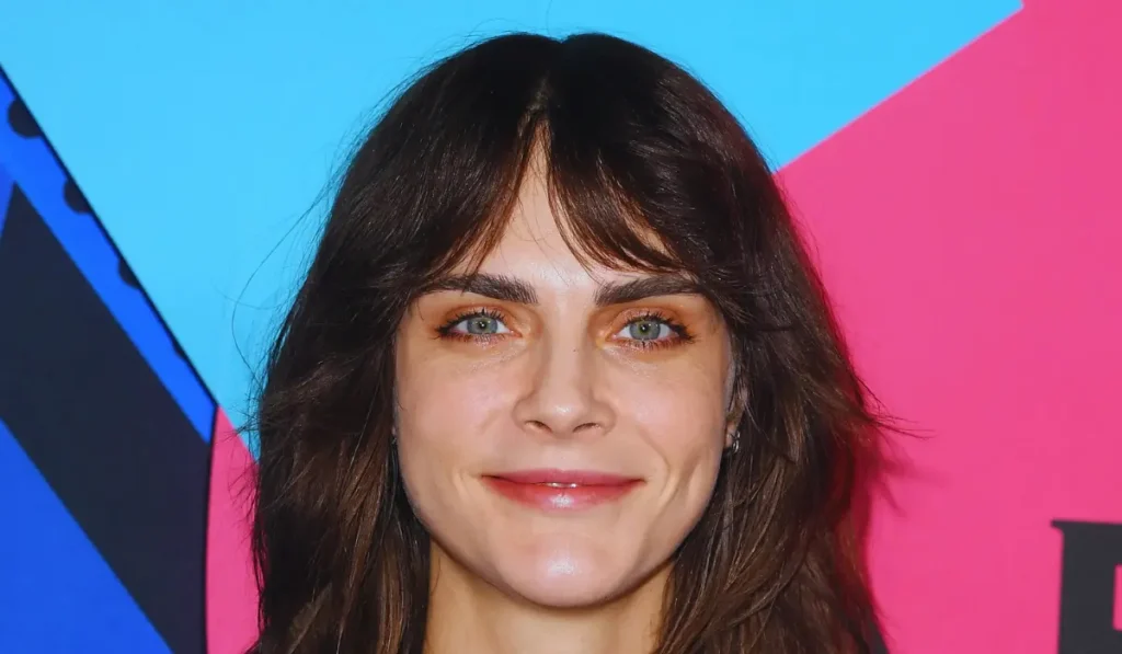 Cara Delevingne sul red carpet con espressione riflessiva