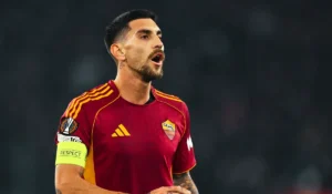 Lorenzo Pellegrini durante una partita della Roma mentre il club tratta il rinnovo del contratto del capitano giallorosso.