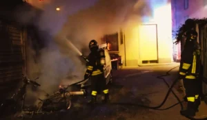 Vigili del fuoco e mezzi di soccorso in piazza Duomo a Milano durante l'intervento per l'allarme fumo.