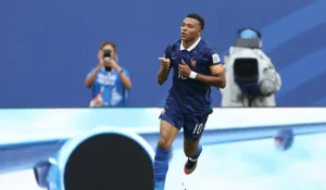 Giocatori Francia-Inghilterra dopo il fischio finale della gara per il bronzo