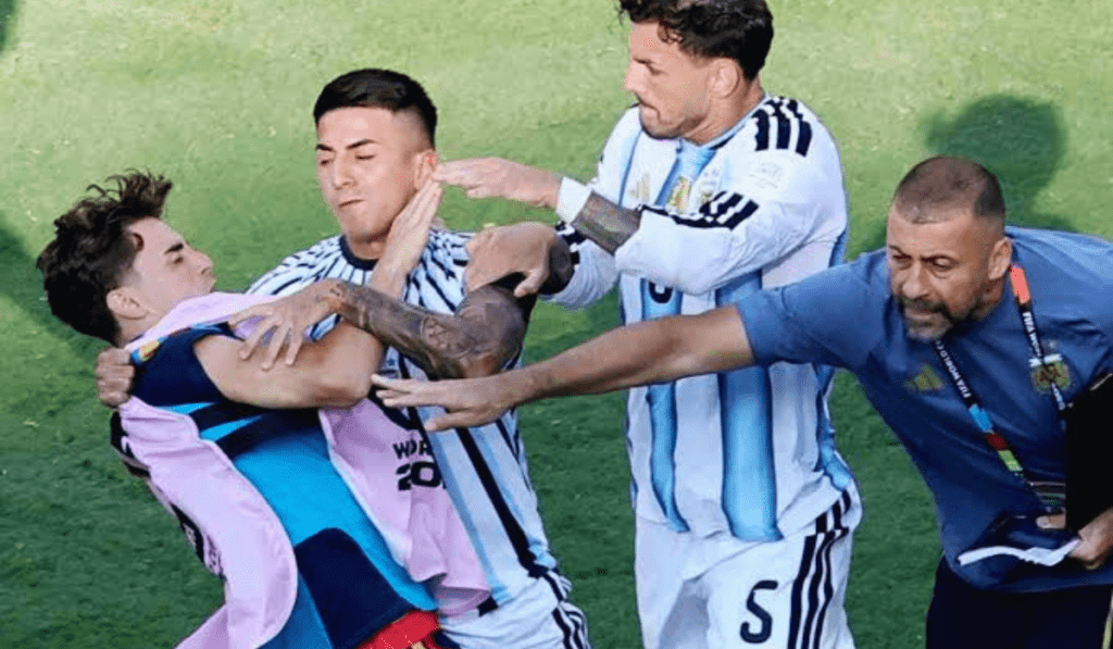 Paredes espulso dopo il fischio finale della partita