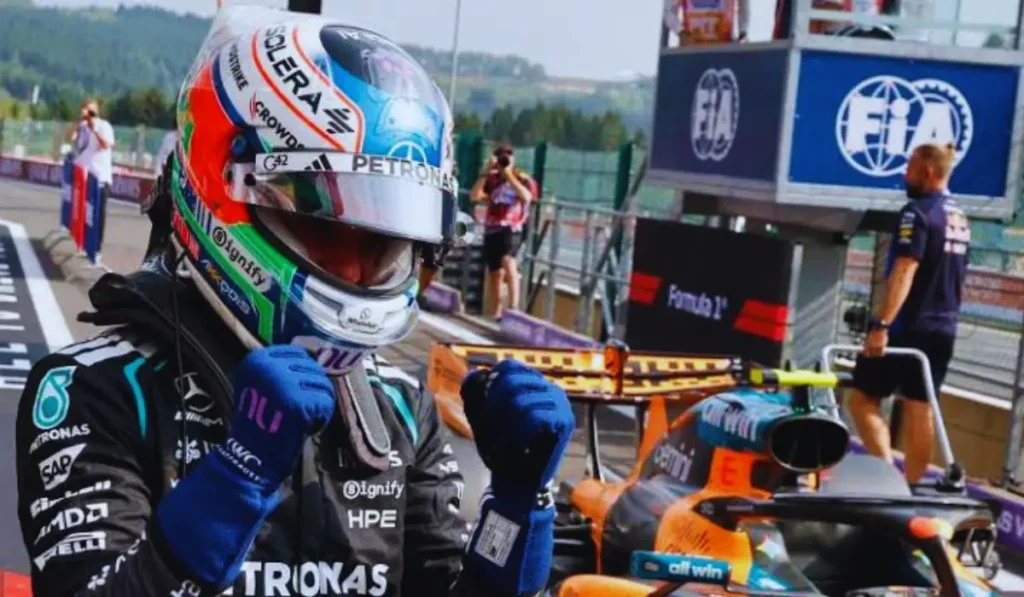 Kimi Antonelli festeggia con la Mercedes dopo il trionfo a Spa