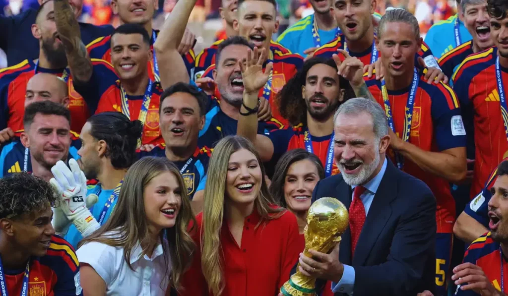 Famiglia reale spagnola che festeggia la vittoria della Spagna