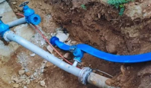 Operai al lavoro sul guasto idrico nella rete di Cellole