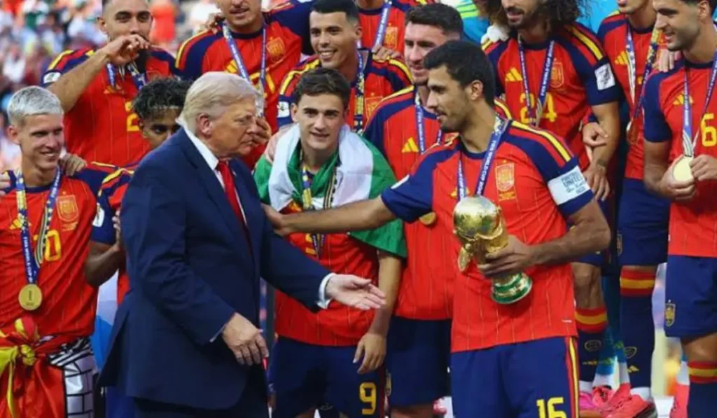 Rodri alza la Coppa del Mondo mentre Trump è sul palco