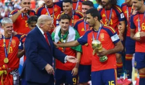 Rodri alza la Coppa del Mondo mentre Trump è sul palco