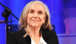 Giovanna Botteri durante un intervento televisivo dedicato all'attualità internazionale e alla geopolitica dopo l'addio alla Rai.