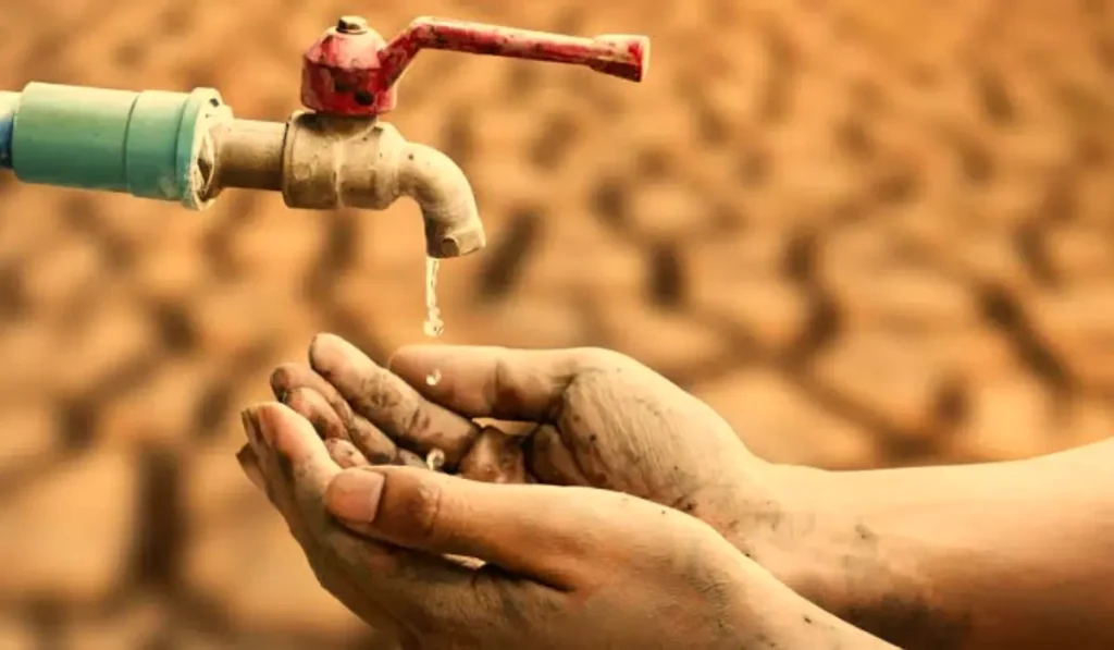 Tratto di fiume in secca e terreno screpolato per il caldo estivo che rischia di compromettere la riserva di acqua potabile.