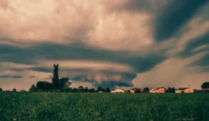 Nuvolosità diffusa e pioggia sul centro urbano con riferimento al meteo firenze.