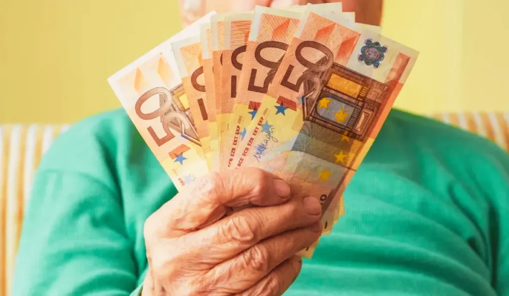 Pensionato italiano che controlla il cedolino pensione agosto 2026 tramite smartphone.