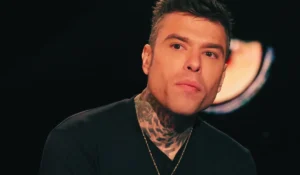 Fedez durante un evento pubblico dopo le indiscrezioni sul pronto soccorso.