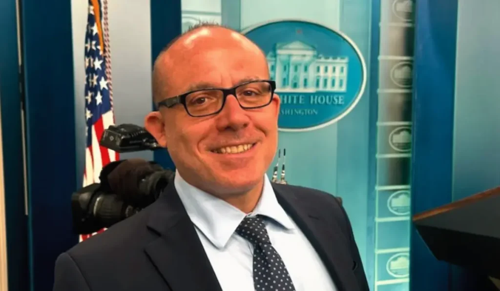 Il giornalista Daniele Compatangelo sorridente durante una conferenza stampa negli Stati Uniti