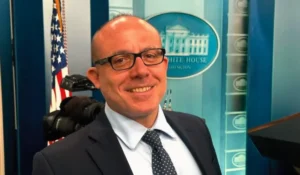 Il giornalista Daniele Compatangelo sorridente durante una conferenza stampa negli Stati Uniti