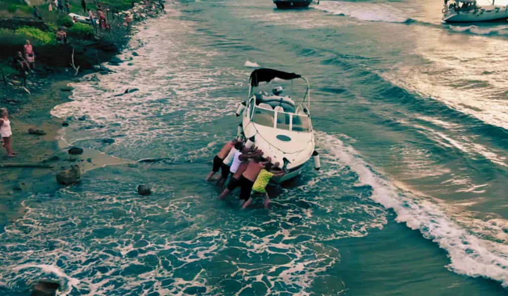 Imbarcazioni danneggiate e affondate nel porto durante la violenta tempesta di maltempo sulla costa della Croazia.