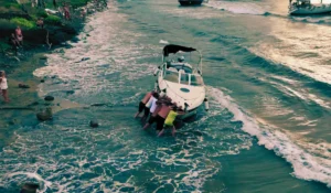 Imbarcazioni danneggiate e affondate nel porto durante la violenta tempesta di maltempo sulla costa della Croazia.