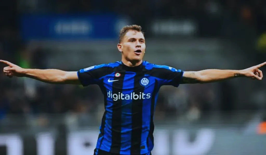 Nicolò Barella sorridente sul campo da gioco con la maglia dell'Inter dopo le dichiarazioni sul futuro della sua carriera.