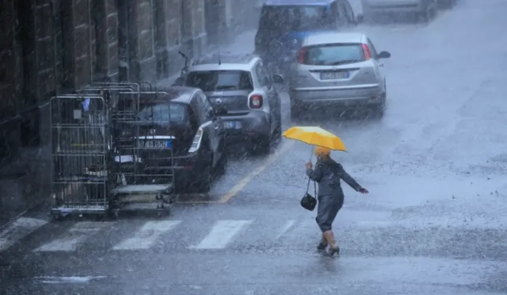 Meteo oggi con temporali e grandine in Emilia-Romagna, cielo scuro e pioggia forte sui parchi di Bologna.