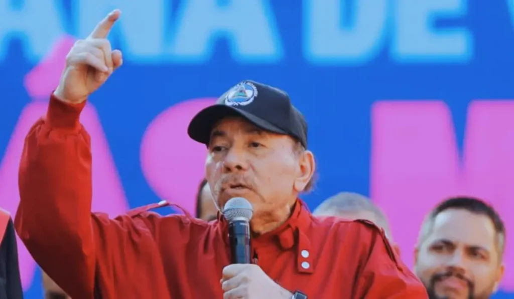 Il presidente Ortega pronuncia un discorso pubblico a Managua durante le celebrazioni di piazza