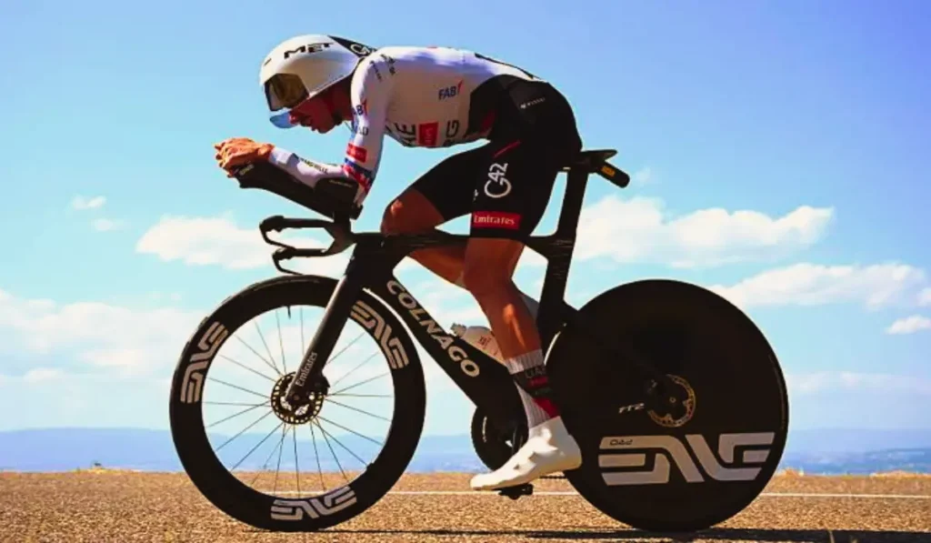 Brandon McNulty al via della cronometro del Tour 2026 dopo l'incidente.