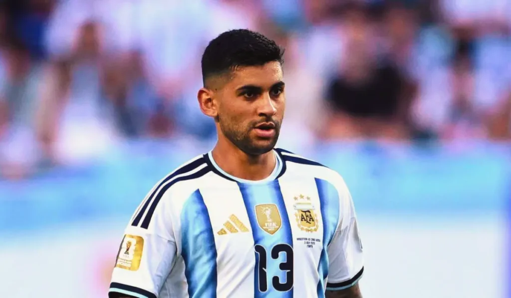 Cristian Romero in azione con la maglia del Tottenham, futuro al centro del mercato dell'Inter