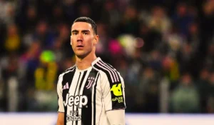 Dusan Vlahovic con la maglia della Juventus durante una partita di Serie A all'Allianz Stadium di Torino.