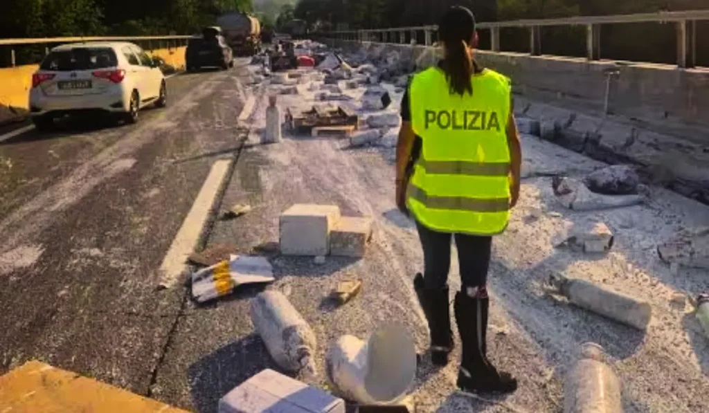 Camion che perde il carico sull'Autostrada A7 tra Isola del Cantone e Vignole Borbera con traffico rallentato e lunghe code verso Milano.