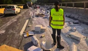 Camion che perde il carico sull'Autostrada A7 tra Isola del Cantone e Vignole Borbera con traffico rallentato e lunghe code verso Milano.