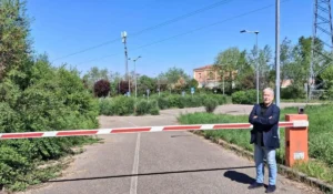 Stazione ferroviaria Lauriano con area di sosta inaccessibile
