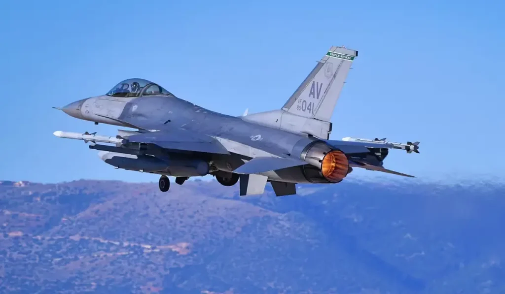 Duello aereo tra F-16 e Su-35 nei cieli dell’Ucraina