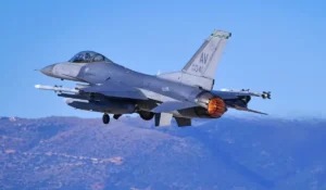 Duello aereo tra F-16 e Su-35 nei cieli dell’Ucraina
