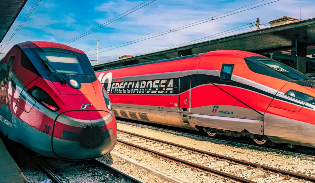 Sciopero treni oggi 23 luglio stazione affollata con passeggeri in attesa