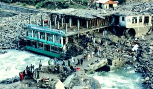 Soccorritori tra le macerie dopo l'inondazione a Nuristan, Afghanistan.