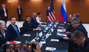 Bandiera ucraina a Kiev mentre prosegue la guerra con la Russia