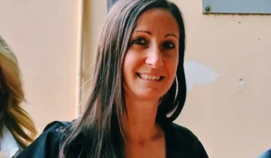 Libera Camici vicesindaca di Livorno durante la conferenza stampa che ha scatenato gli insulti per il suo abbigliamento con shorts.