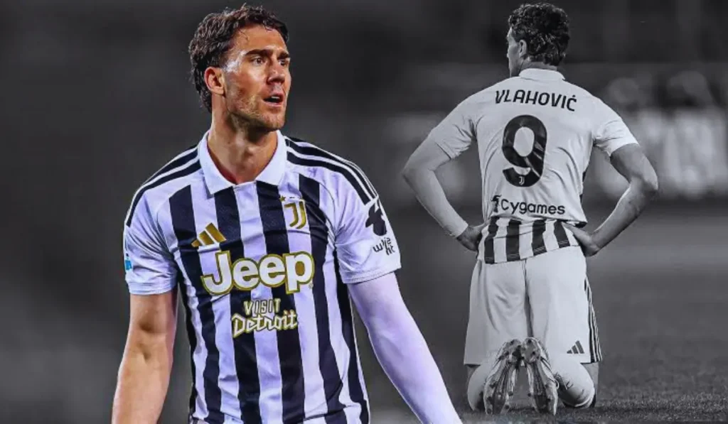 Vlahovic Juve con la maglia numero 9 bianconera durante una partita