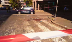 Rilievi delle forze dell'ordine sul luogo della morte del carabiniere a Roma