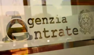 Cartelle esattoriali Agenzia delle Entrate: documento fiscale con busta, calcolatrice e documenti per verificare errori prima del pagamento