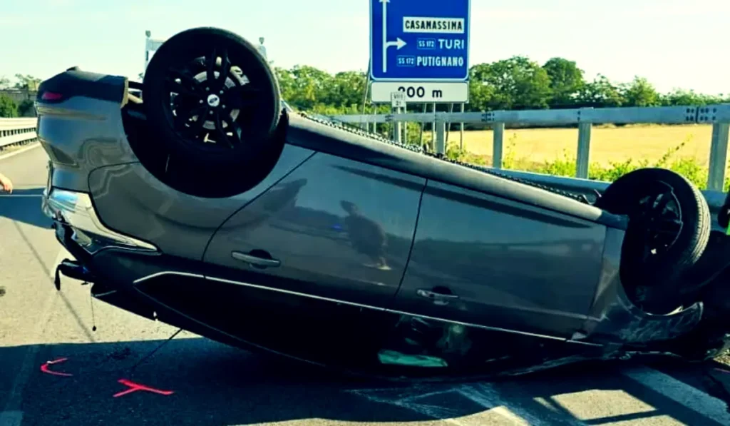 Rallentamenti e lunghe code di auto sulla strada statale 100 a Casamassima