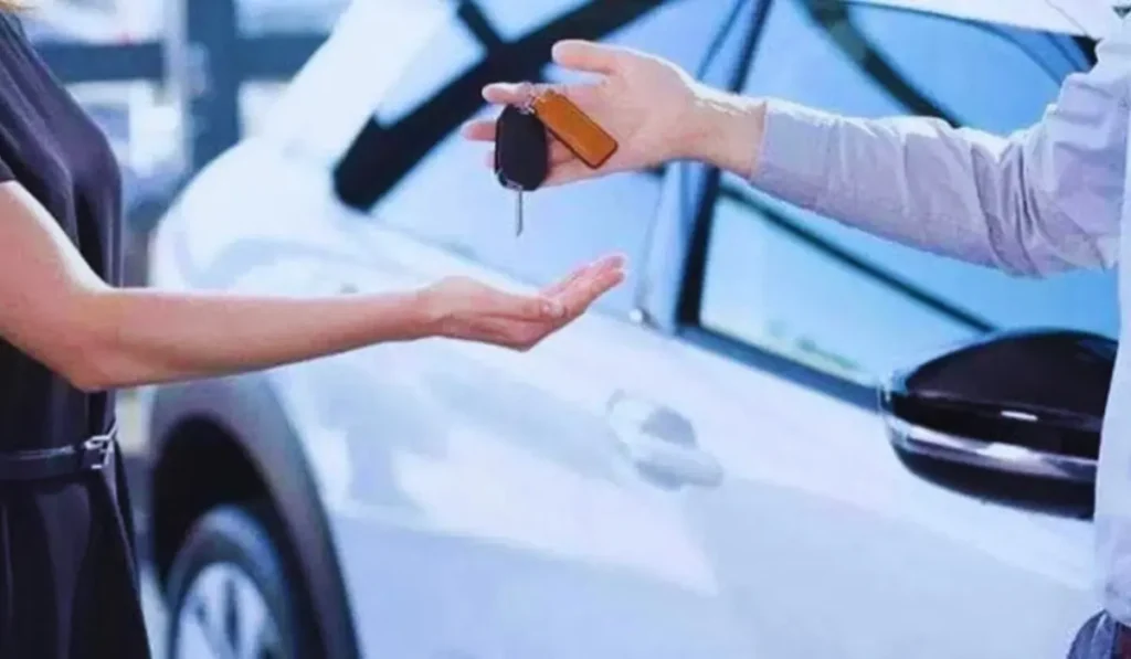 Auto nuova parcheggiata pronta per il noleggio sociale automotive