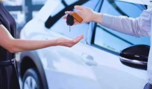 Auto nuova parcheggiata pronta per il noleggio sociale automotive