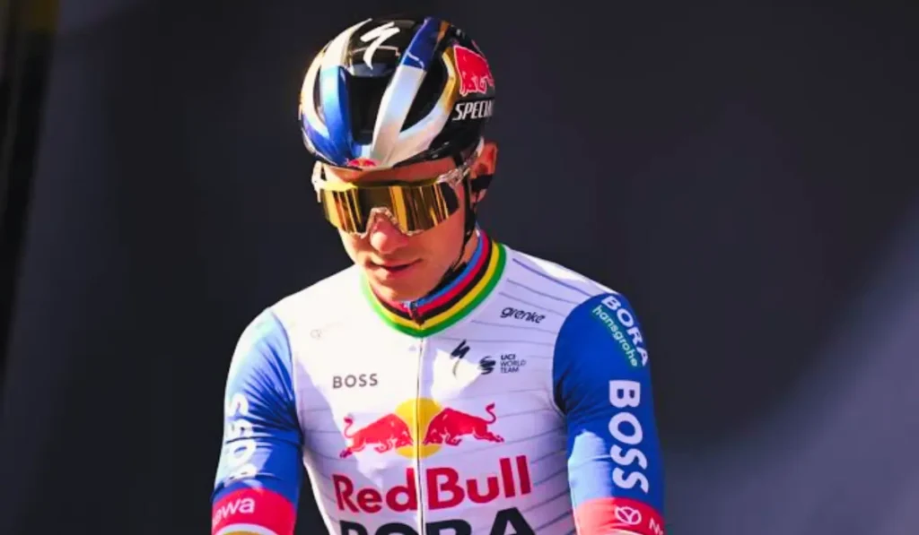 Remco Evenepoel concentrato in sella durante una frazione decisiva del Tour de France 2026 in maglia Red Bull-Bora-Hansgrohe.
