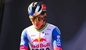 Remco Evenepoel concentrato in sella durante una frazione decisiva del Tour de France 2026 in maglia Red Bull-Bora-Hansgrohe.