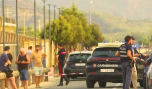 Carabinieri e ambulanza sul luogo del delitto dopo la confessione del fratello