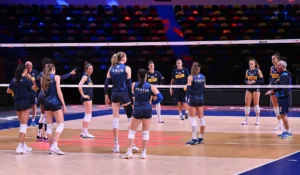 La nazionale femminile di pallavolo del Brasile in huddle durante la VNL Finals